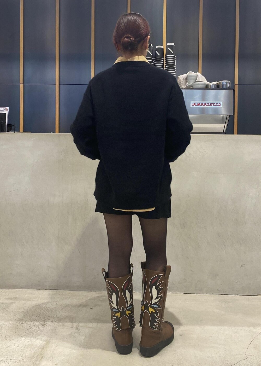 「ootd、outfits、workfits、タイツ、スノーブーツ、初春コーデ、春コーデ、初秋コーデ、秋コーデ、お仕事コーデ、セレモニーコーデ、授業参観日コーデ、入学式コーデ、運動会コーデ、デートコーデ」｜「Saturdays NYCのFox Crewneck Sweater（ニット/セーター、ブラック系）」を使った、yzkさん（レディース・163cm）の秋コーディネートの2枚目の写真