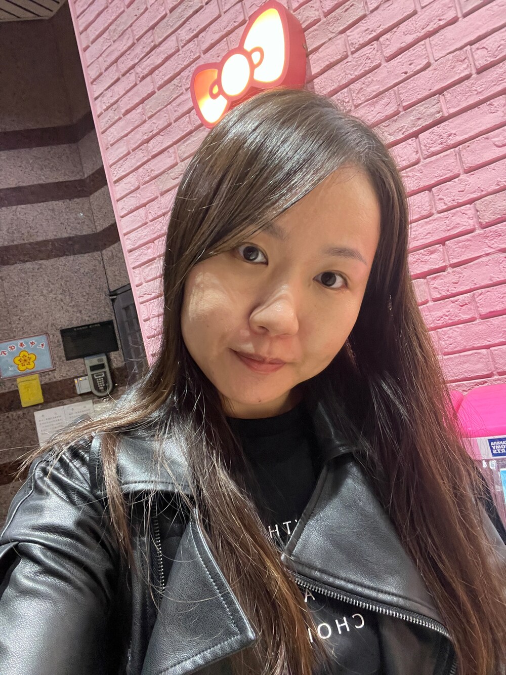 グレー系のチノパンツ、ブラック系のジャケット/アウターを着用したレディースの秋コーディネートの2枚目の写真