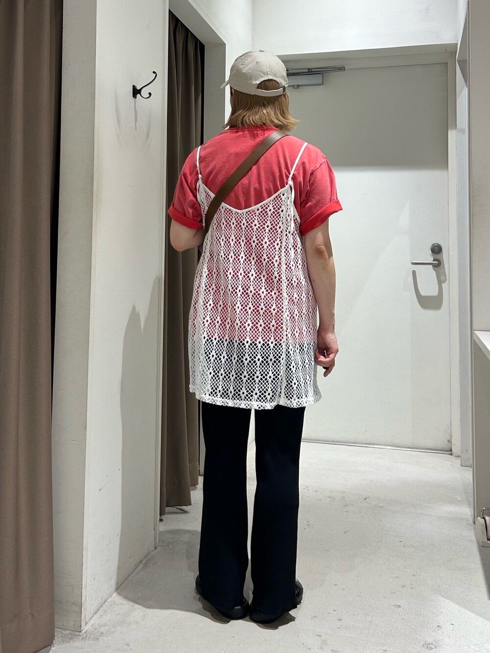ホワイト系のキャミソール、レッド系のTシャツ/カットソー、ブラウン系のショルダーバッグを着用したレディースの夏コーディネートの4枚目の写真