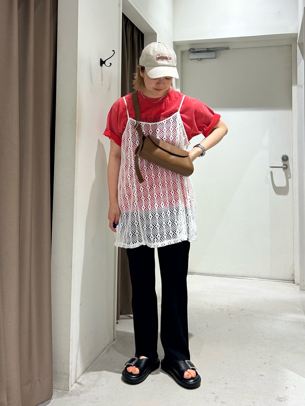 ホワイト系のキャミソール、レッド系のTシャツ/カットソー、ブラウン系のショルダーバッグを着用したレディースの夏コーディネートの2枚目の写真