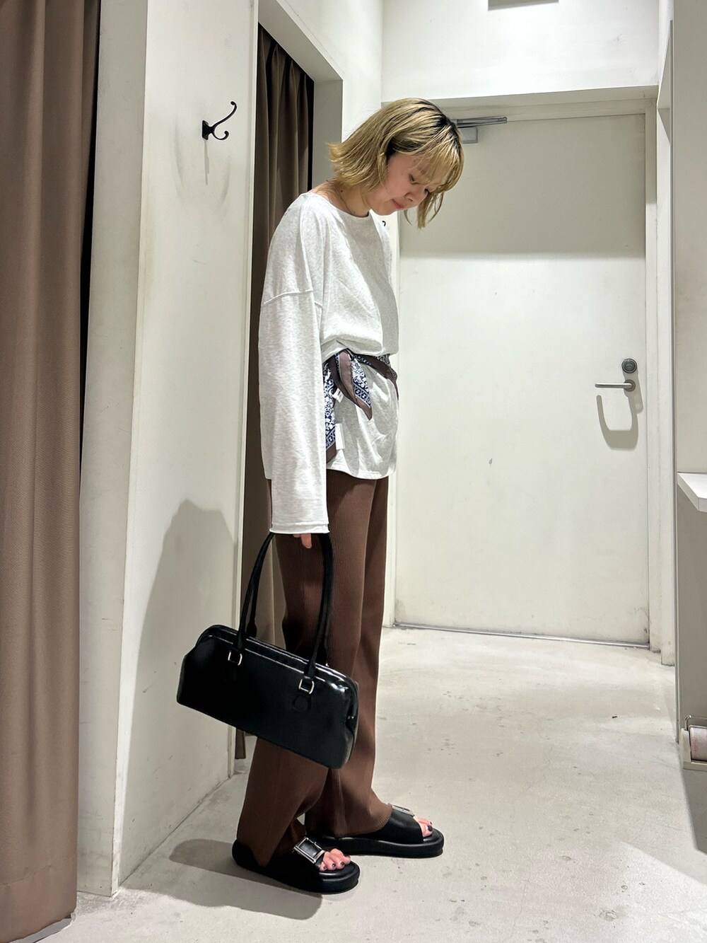 グレー系のTシャツ/カットソー、ブラウン系のその他パンツ、ブラック系のトートバッグを着用したレディースの夏コーディネートの2枚目の写真