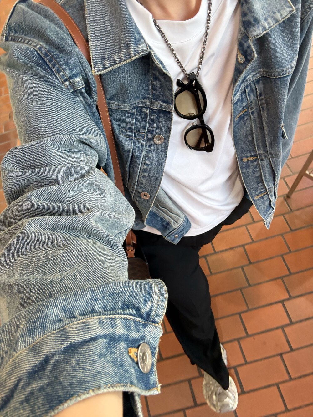 「秋服、秋コーデ、休日スタイル、デニムジャケット、Tシャツ、ショート丈トップス、スラックス」｜「無印良品の婦人　天竺編みクルーネック半袖Ｔシャツ（Tシャツ/カットソー、ホワイト系）」を使った、K.Kさん（メンズ・173cm）の秋コーディネートの2枚目の写真