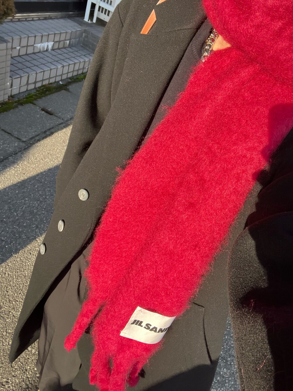 ブラック系のチェスターコート、ブラック系のスラックス、ベージュ系のドレスシューズを着用したメンズの冬コーディネートの2枚目の写真