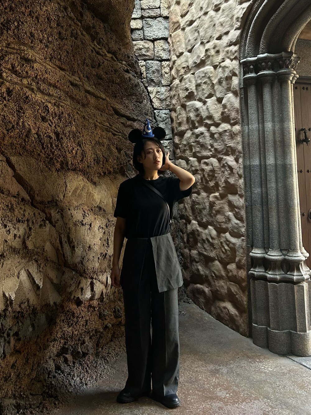 グレー系のその他パンツ、ブラック系のショルダーバッグを着用したレディースの夏コーディネートの2枚目の写真