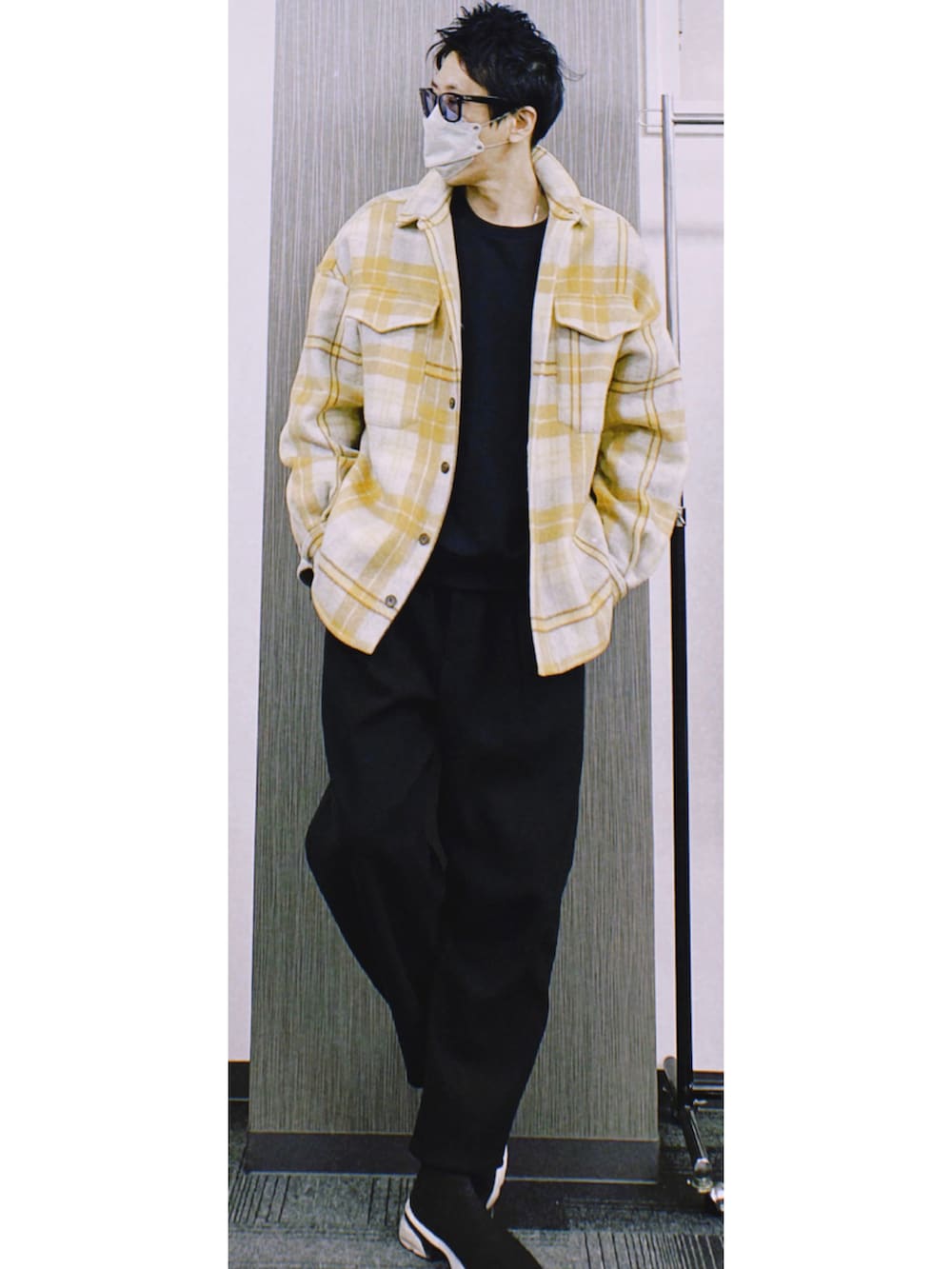 イエロー系のジャケット/アウター、ブラック系のスウェット、ブラック系のパンツを着用したメンズの冬コーディネートの2枚目の写真