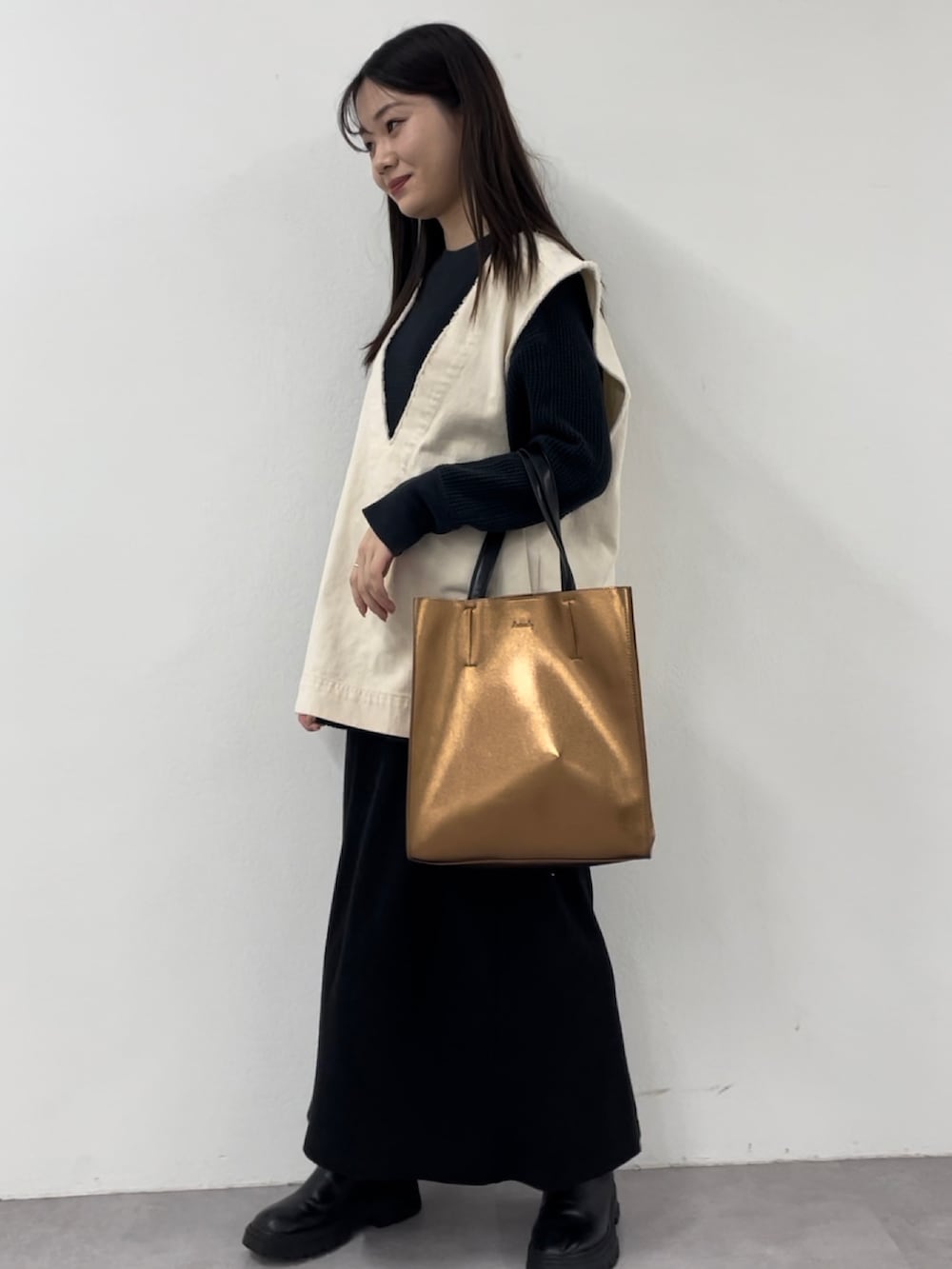 その他のトートバッグ、ホワイト系のベスト、ブラック系のTシャツ/カットソーを着用したレディースの秋コーディネートの2枚目の写真