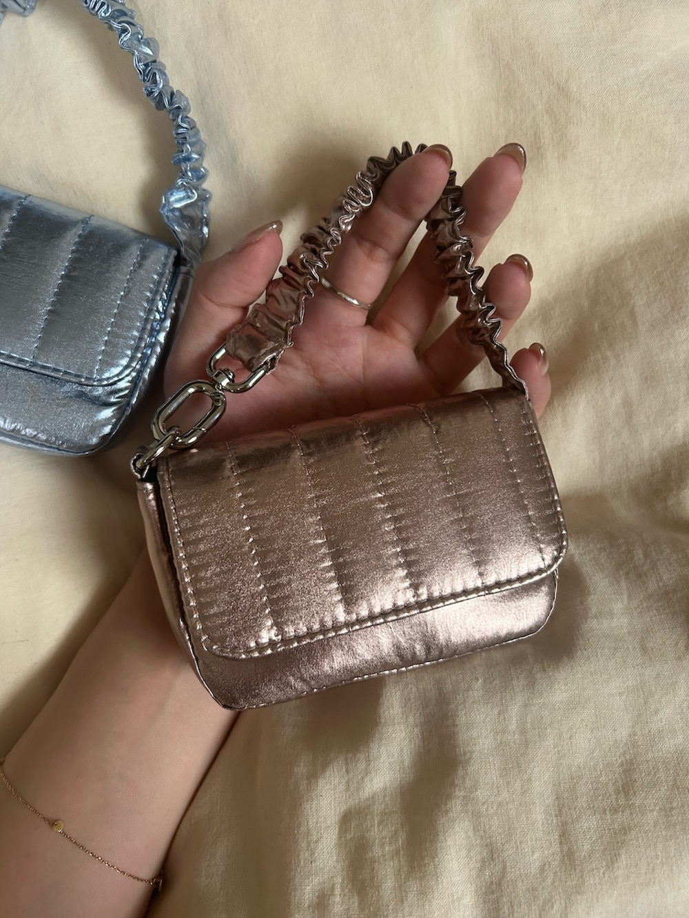 ゴールド系のポーチを着用したレディースの秋コーディネートの3枚目の写真