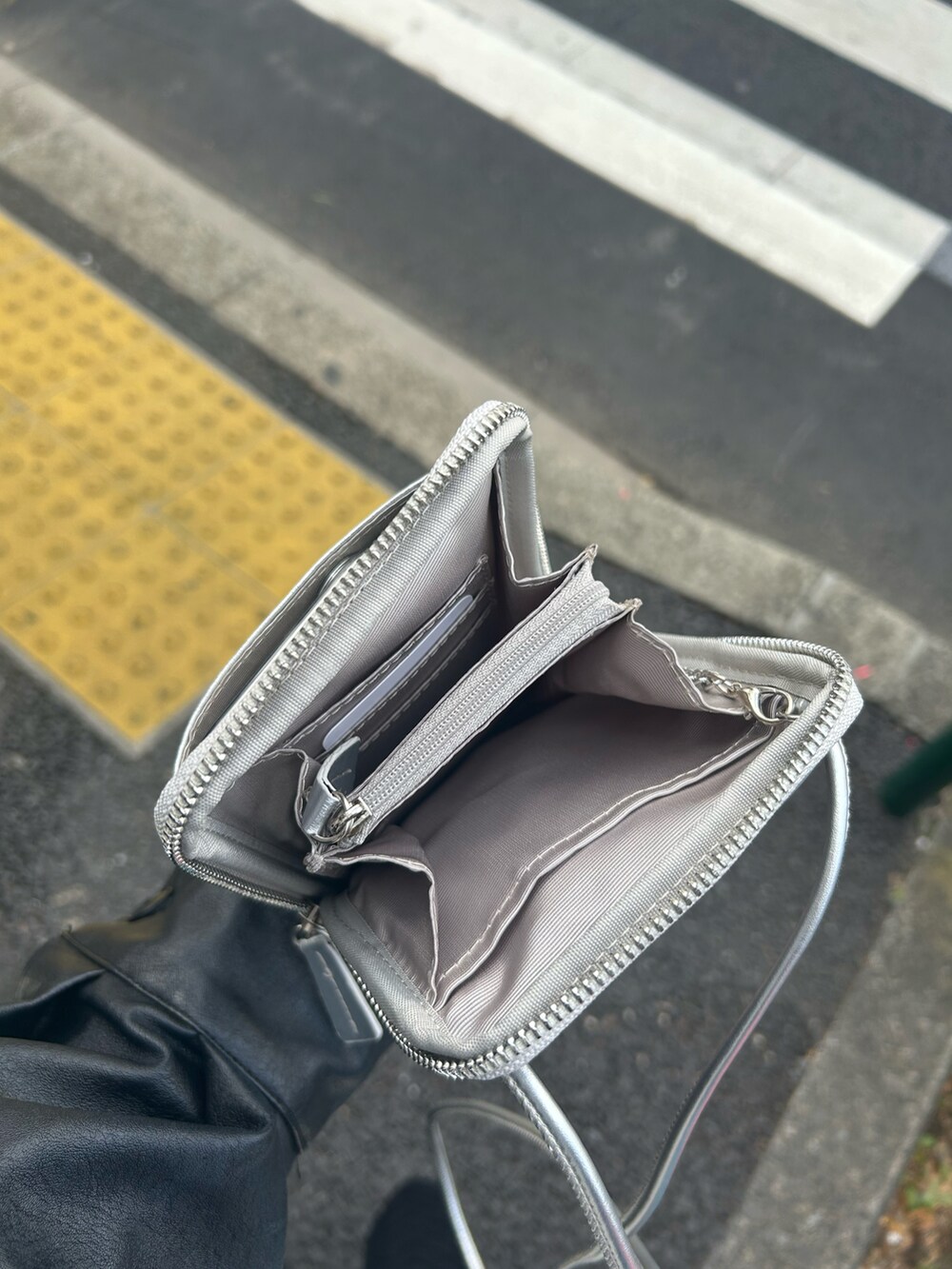 シルバー系のスマホグッズ、ブルー系のニットキャップ/ビーニーを着用したレディースの冬コーディネートの2枚目の写真