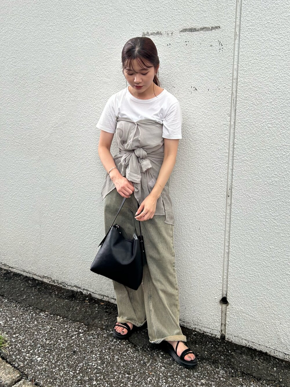 ブラック系のショルダーバッグ、ホワイト系のTシャツ/カットソー、グレー系のシャツ/ブラウスを着用したレディースの秋コーディネートの4枚目の写真