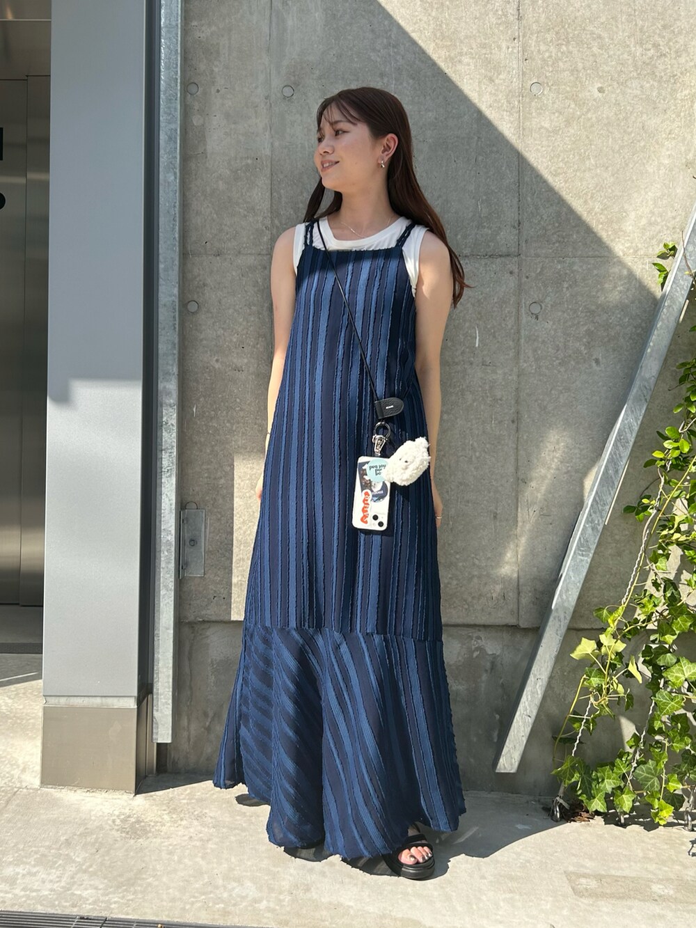 ブルー系のワンピース、ブラック系のスマホグッズ、ホワイト系のスマホグッズを着用したレディースの夏コーディネートの5枚目の写真