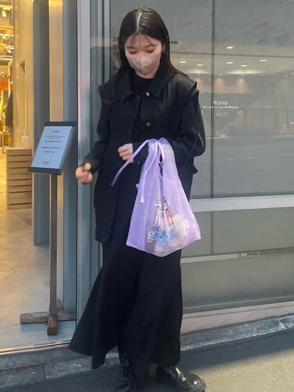 ピンク系のエコバッグ/サブバッグ、ブラック系のTシャツ/カットソー、ブラック系のベストを着用したレディースの冬コーディネートの2枚目の写真