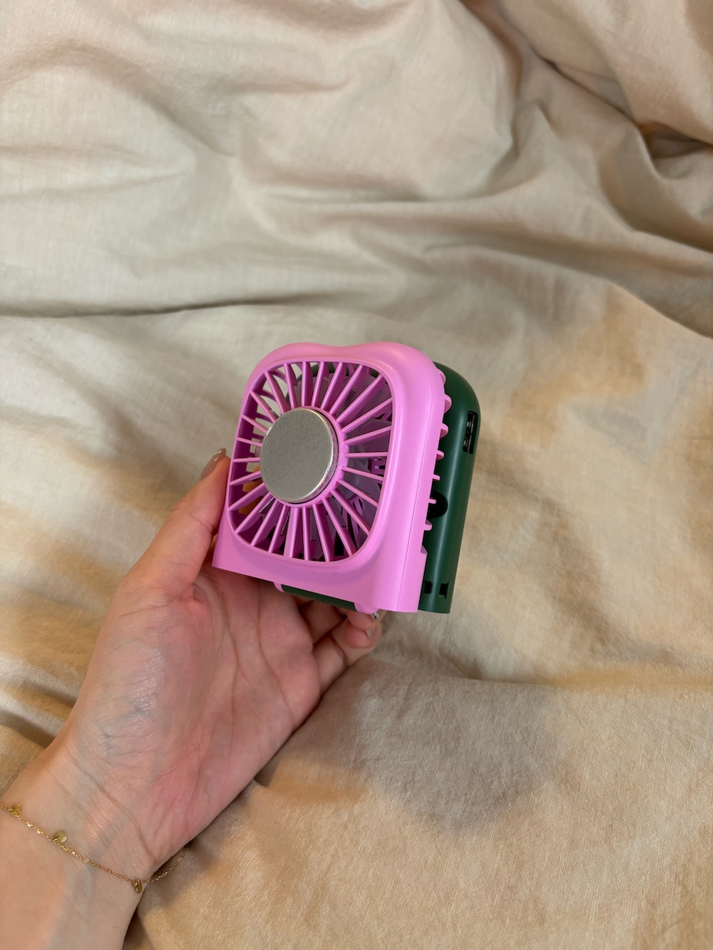 ピンク系の生活家電を着用したレディースの春コーディネートの4枚目の写真