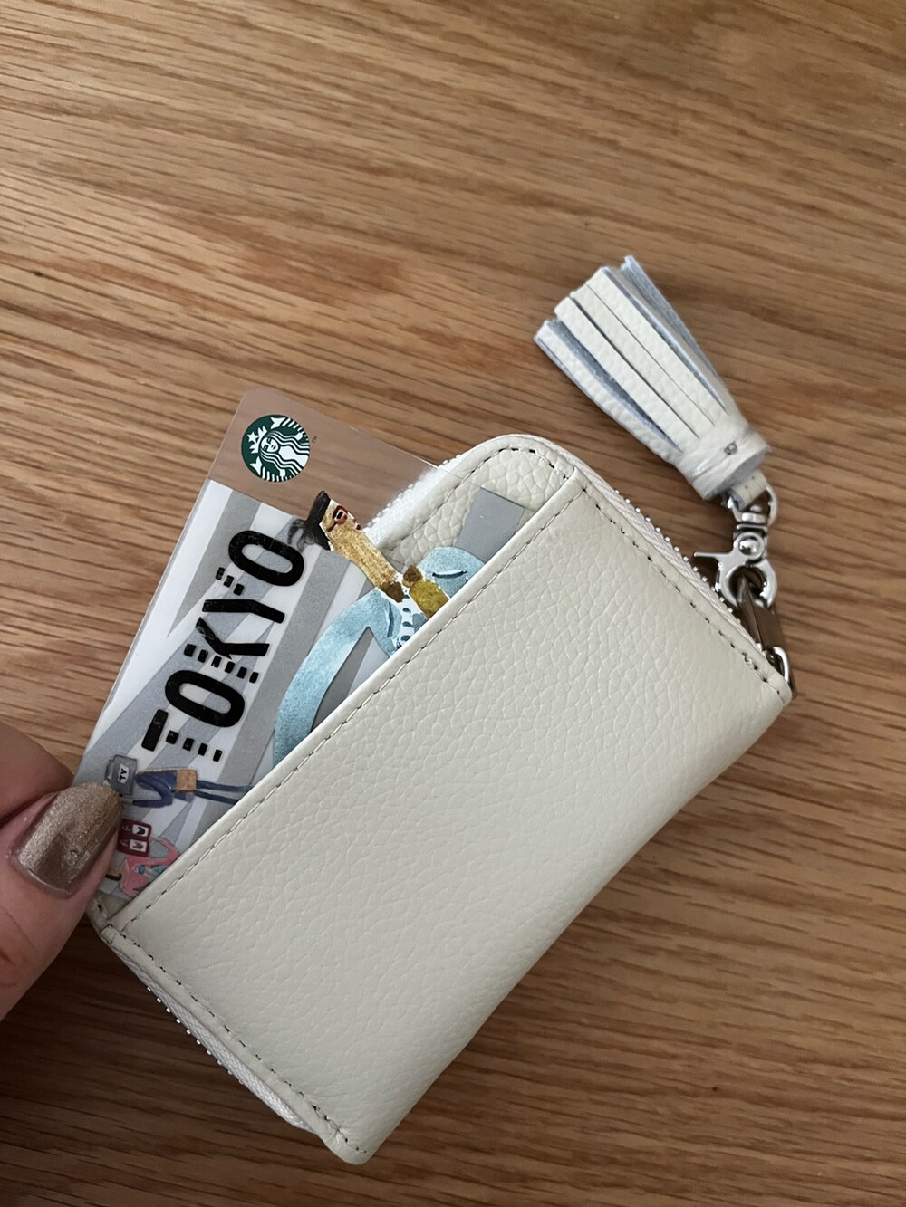 ホワイト系の財布を着用したレディースの秋コーディネートの5枚目の写真