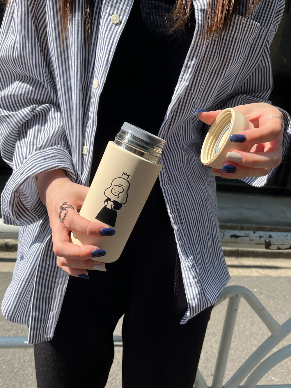 ベージュ系の水筒、ベージュ系のハンカチ/ハンドタオルを着用したレディースの春コーディネートの3枚目の写真