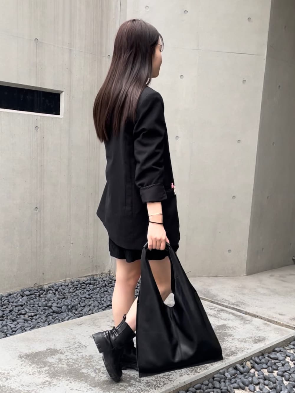 ブラック系のトートバッグ、ブラック系のテーラードジャケット、ホワイト系のTシャツ/カットソーを着用したレディースの冬コーディネートの2枚目の写真