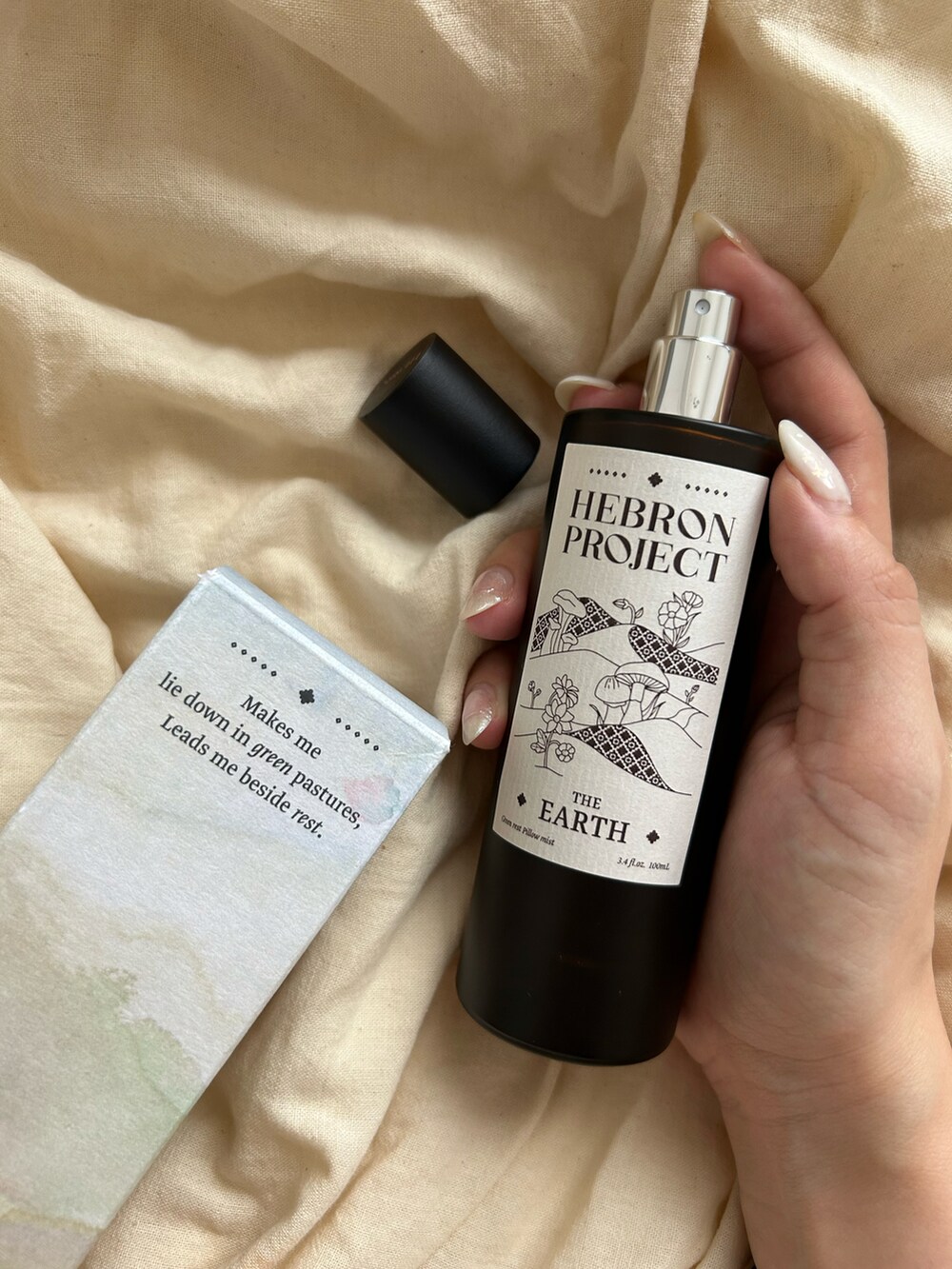 グリーン系のルームフレグランス/お香を着用したレディースの秋コーディネートの2枚目の写真