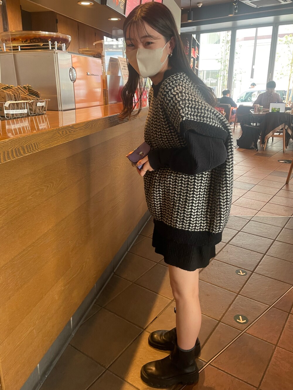 「休日コーデ、お出かけコーデ、秋コーデ、冬コーデ、ブラックコーデ、ニット、ニットベスト、レイヤードスタイル、ショートパンツ、サイドゴアブーツ、ビッグシルエット、ミニ財布、財布、パープル、BIRTHDAY BAR」｜「BIRTHDAY BARのジェムストーン 牛革 三つ折り財布（財布、パープル系）」を使った、ririkaさん（レディース・158cm）の秋コーディネートの2枚目の写真