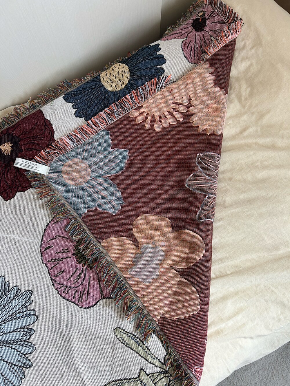 ホワイト系のブランケットを着用したレディースの春コーディネートの2枚目の写真