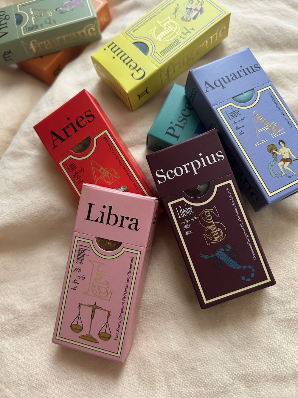 レッド系の香水を着用したレディースの秋コーディネートの3枚目の写真