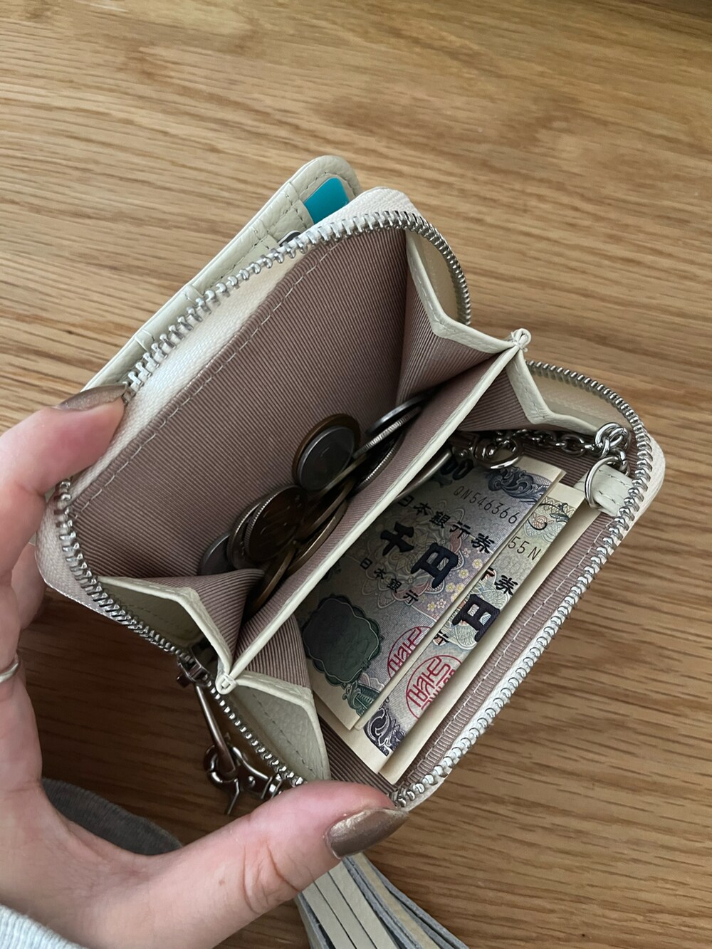 ホワイト系の財布を着用したレディースの秋コーディネートの3枚目の写真