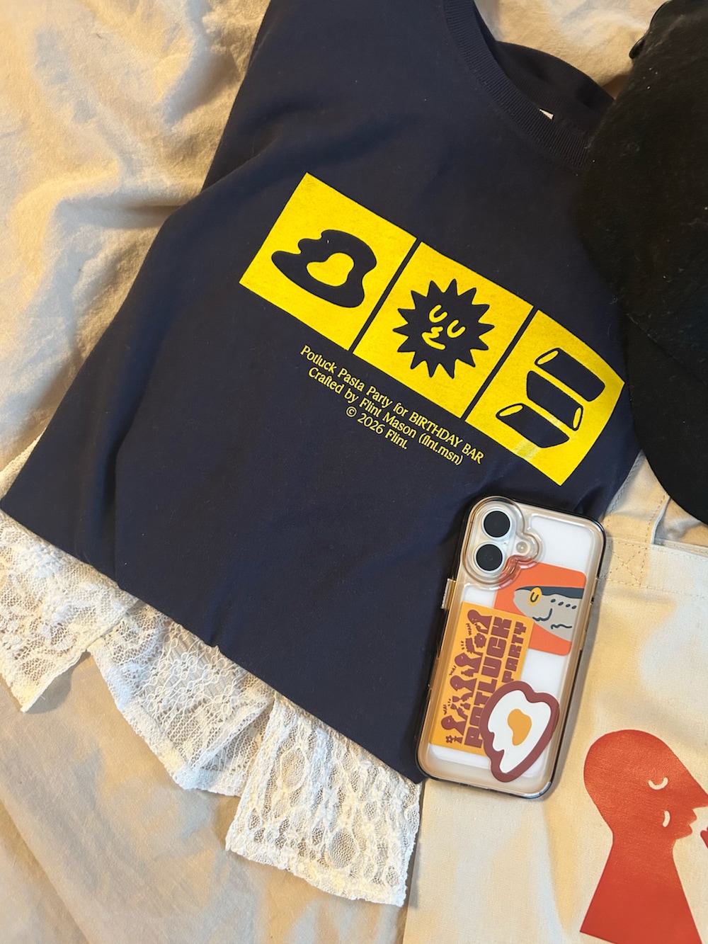 ブルー系のTシャツ/カットソー、ベージュ系のトートバッグを着用したレディースの春コーディネートの2枚目の写真