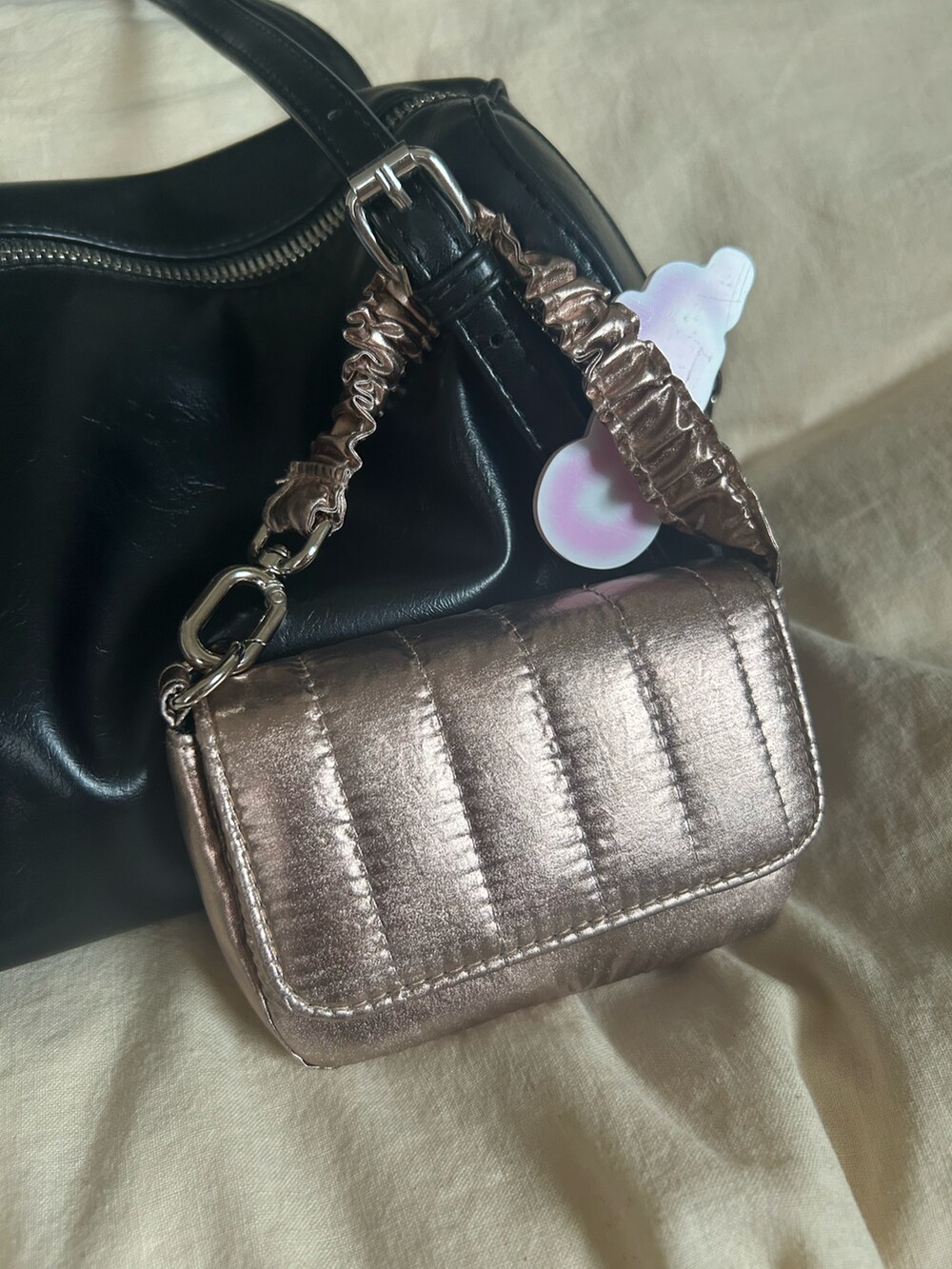 ゴールド系のポーチを着用したレディースの秋コーディネートの4枚目の写真