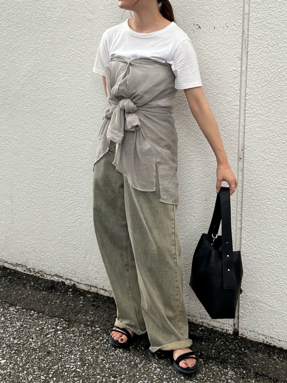 ブラック系のショルダーバッグ、ホワイト系のTシャツ/カットソー、グレー系のシャツ/ブラウスを着用したレディースの秋コーディネートの2枚目の写真