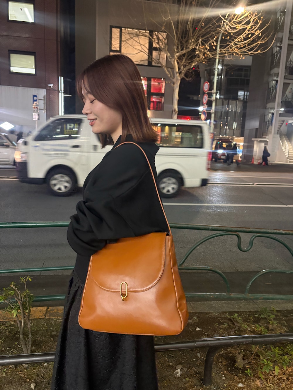 イエロー系のトートバッグを着用したレディースの冬コーディネートの3枚目の写真