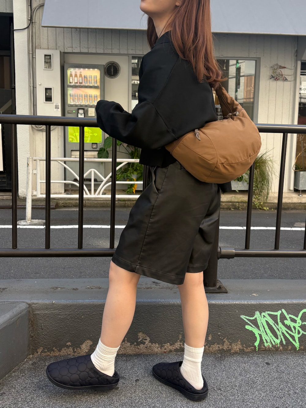 ブラック系のサンダル、イエロー系のショルダーバッグを着用したレディースの秋コーディネートの2枚目の写真