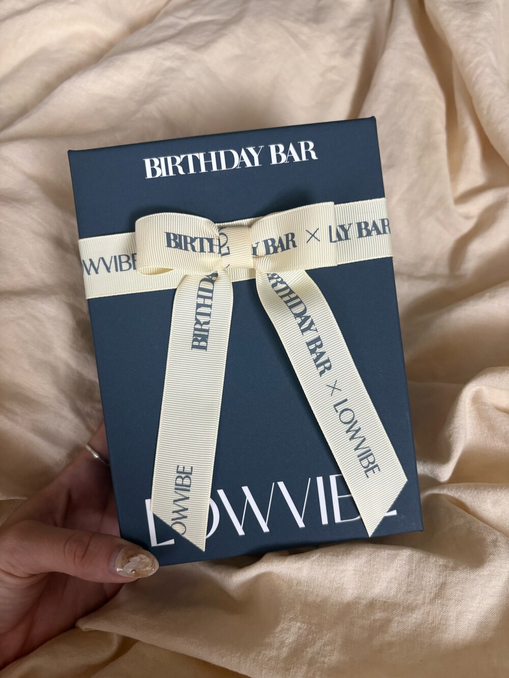 ブルー系のハンドケア/ハンドクリームを着用したレディースの秋コーディネートの3枚目の写真