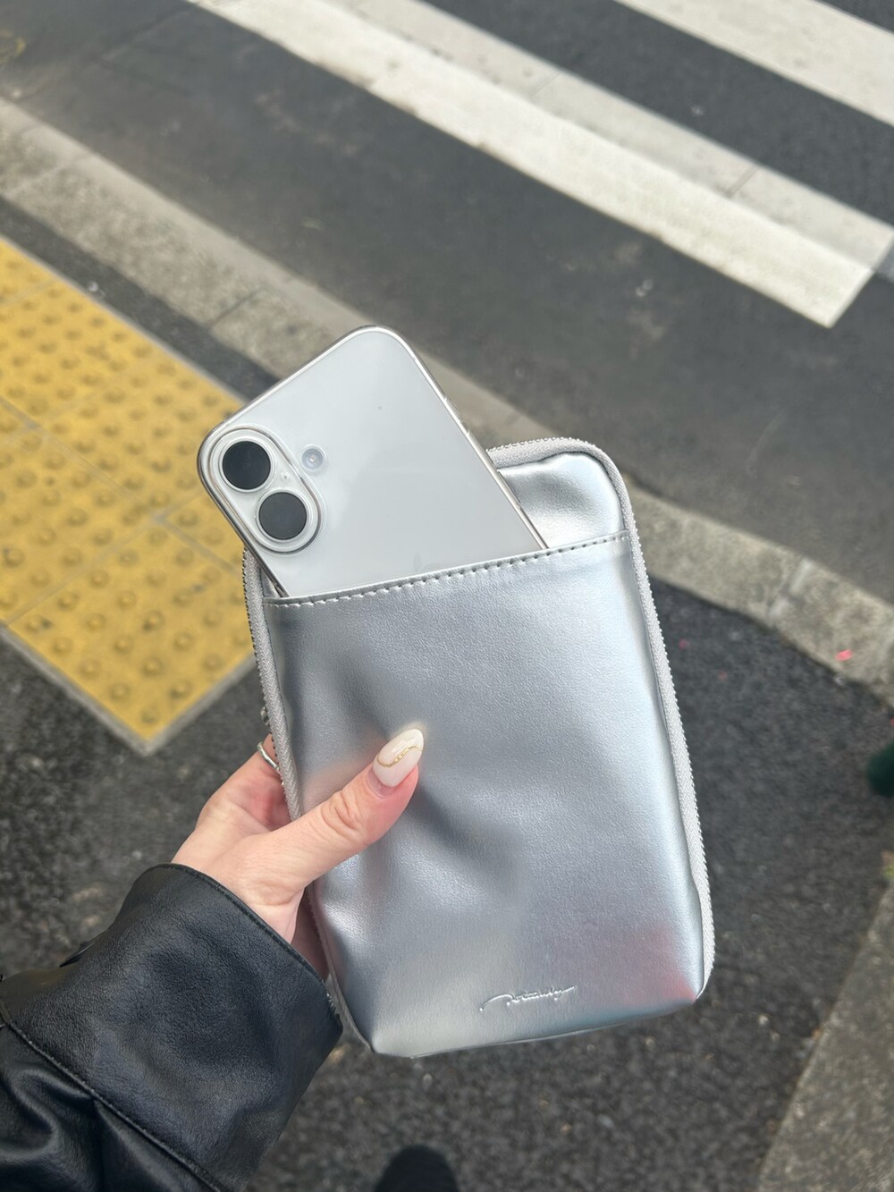 シルバー系のスマホグッズ、ブルー系のニットキャップ/ビーニーを着用したレディースの冬コーディネートの3枚目の写真