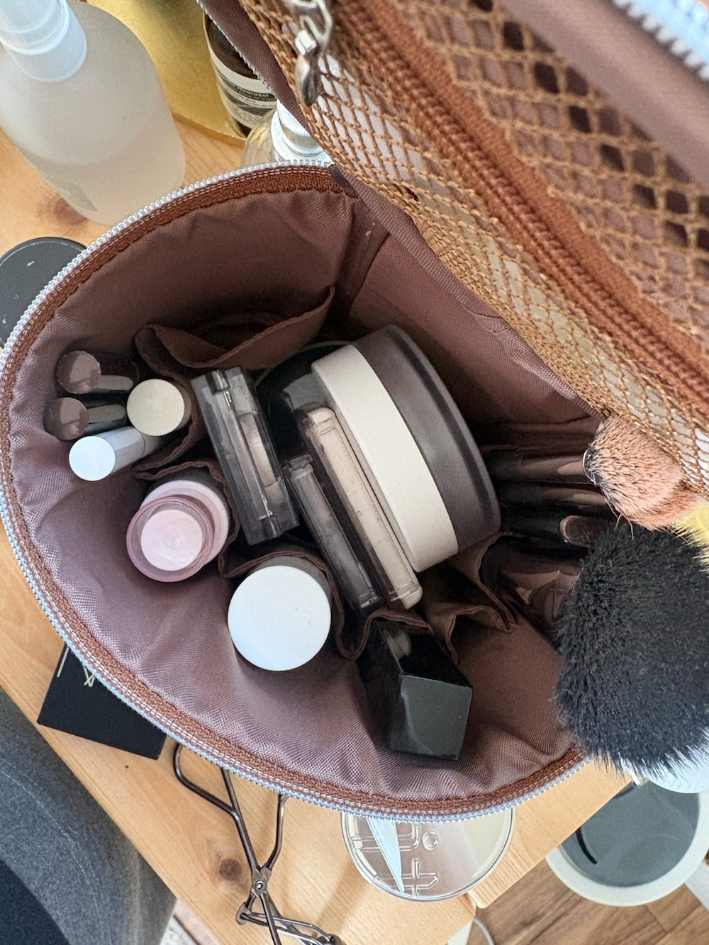 ブルー系のポーチを着用したレディースの春コーディネートの3枚目の写真