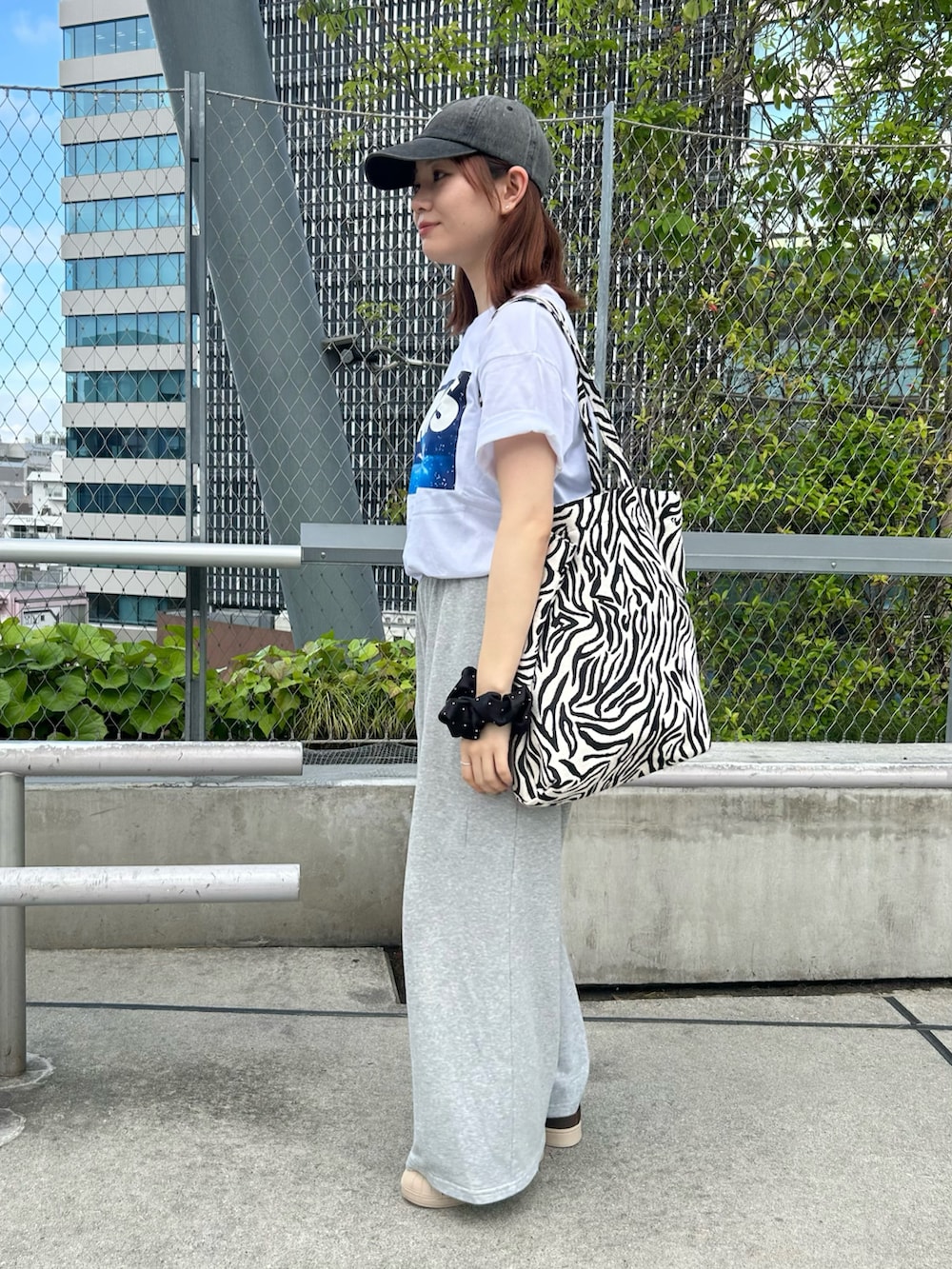 ホワイト系のTシャツ/カットソー、ホワイト系のトートバッグを着用したレディースの夏コーディネートの2枚目の写真