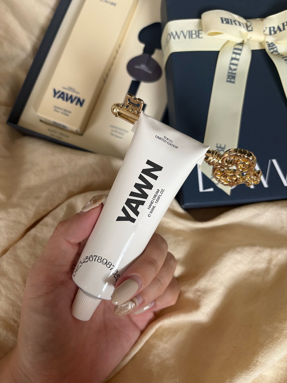 ブルー系のハンドケア/ハンドクリームを着用したレディースの秋コーディネートの2枚目の写真