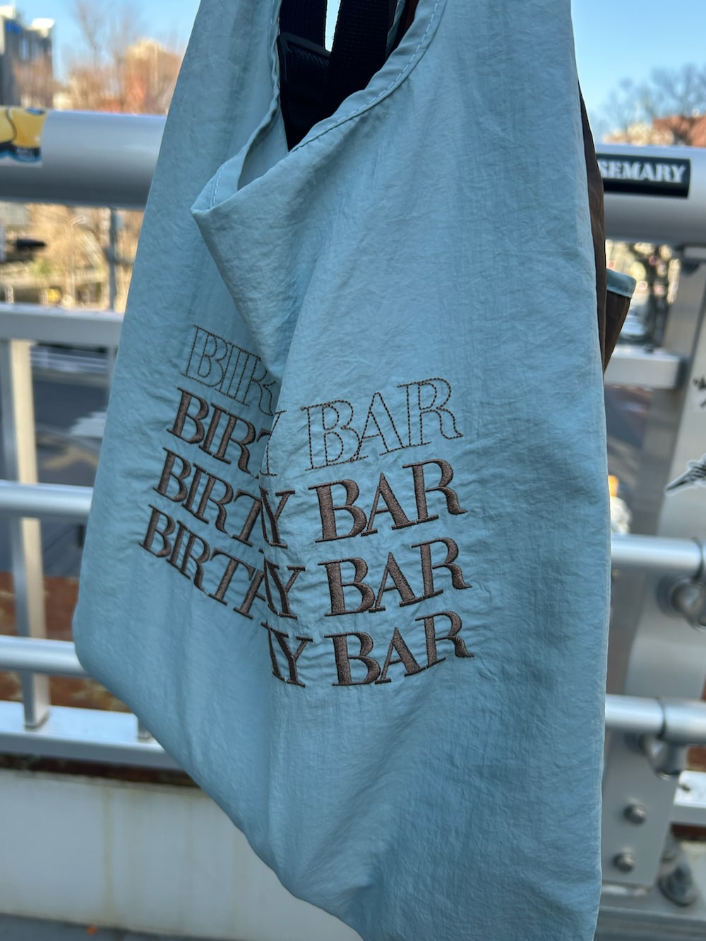 ブルー系のエコバッグ/サブバッグを着用したレディースの冬コーディネートの3枚目の写真