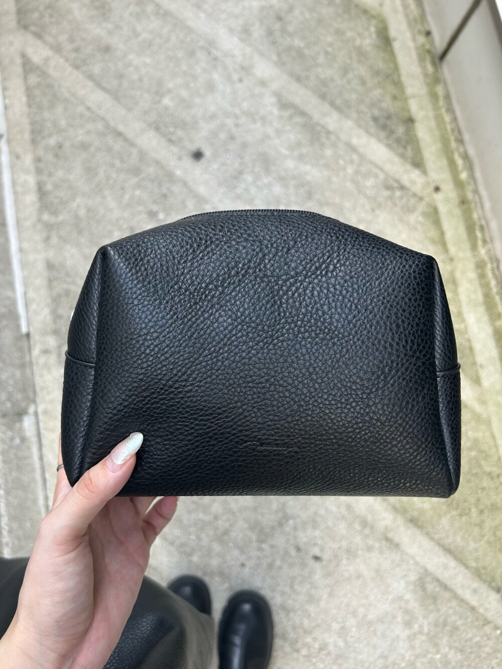 ブラック系のショルダーバッグ、グレー系のテーラードジャケット、ホワイト系のTシャツ/カットソーを着用したレディースの秋コーディネートの2枚目の写真