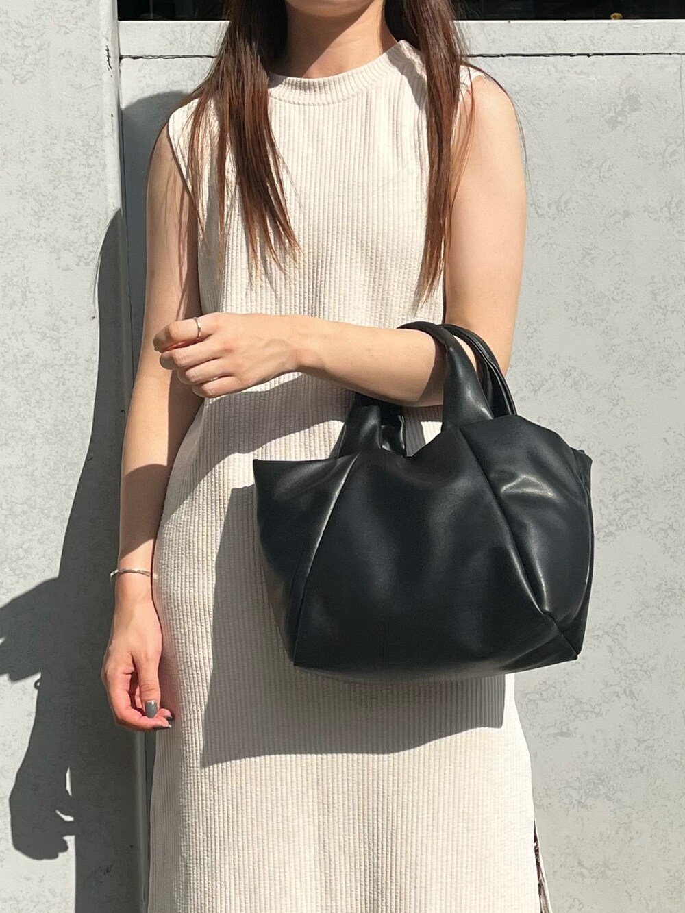 ブラウン系のその他パンツ、ホワイト系のワンピース、ブラック系のトートバッグを着用したレディースの夏コーディネートの2枚目の写真