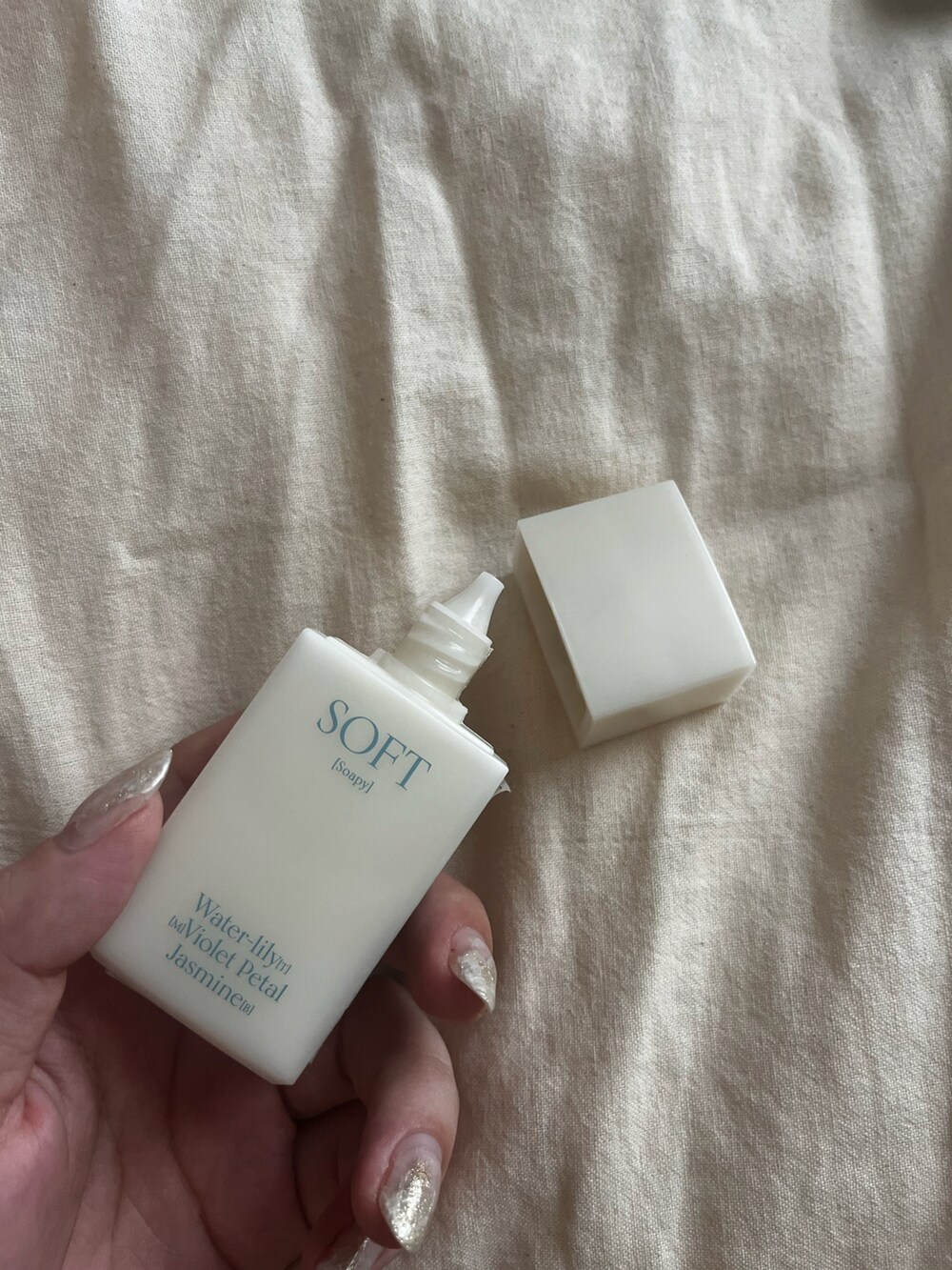 ブルー系のヘアオイル/ヘアミルク、その他の香水、ホワイト系のハンドケア/ハンドクリームを着用したレディースの夏コーディネートの2枚目の写真