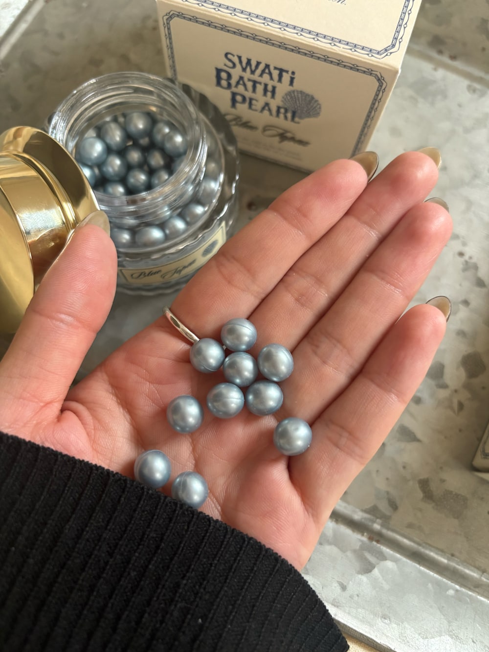 ブルー系の入浴剤・バスケアを着用したレディースの春コーディネートの2枚目の写真