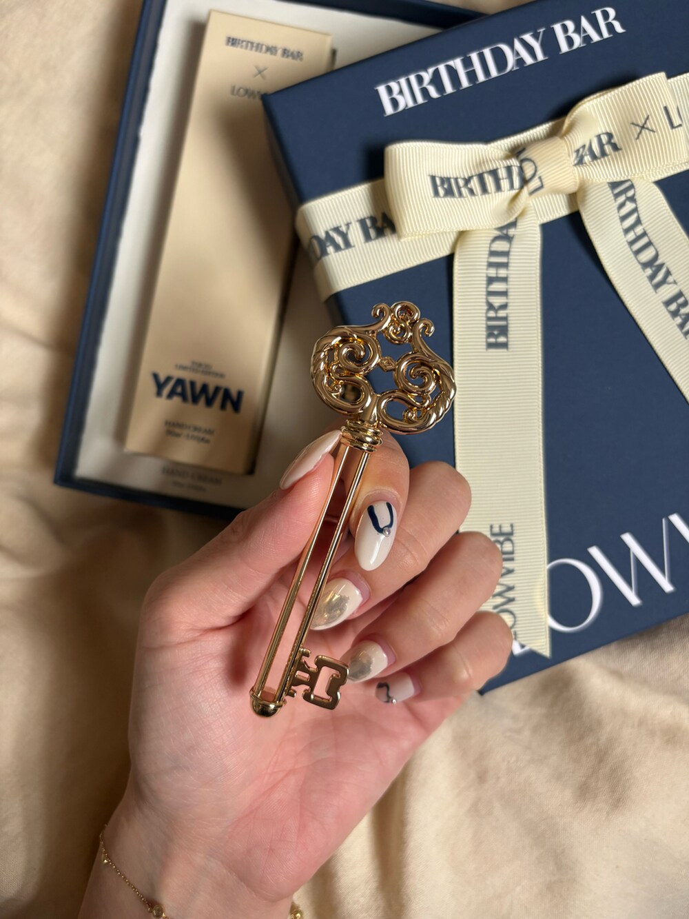 ブルー系のハンドケア/ハンドクリームを着用したレディースの春コーディネートの4枚目の写真