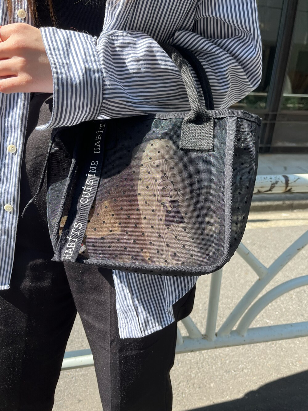 その他のトートバッグ、ブラック系のシャツ/ブラウス、ブラック系のキャミソールを着用したレディースの春コーディネートの2枚目の写真