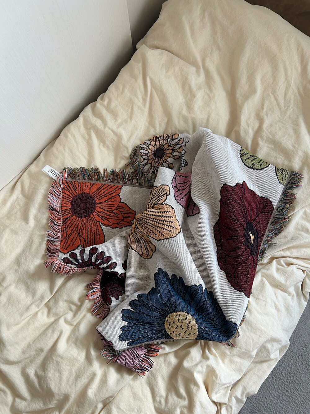 ホワイト系のブランケットを着用したレディースの春コーディネートの3枚目の写真