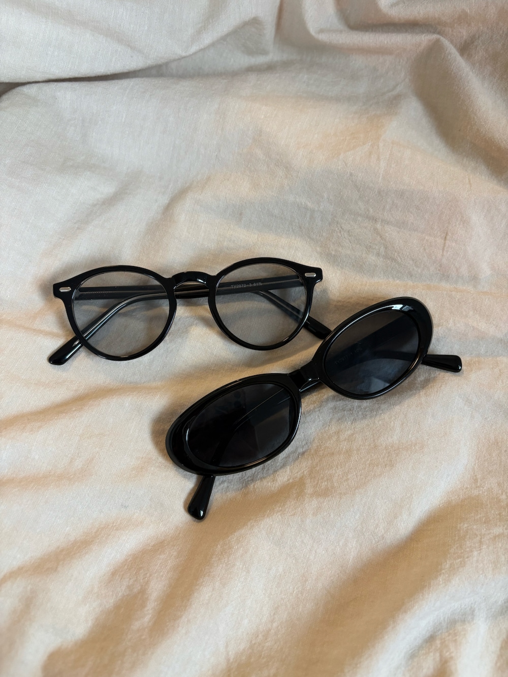 ブラック系のサングラスを着用したレディースの春コーディネートの3枚目の写真