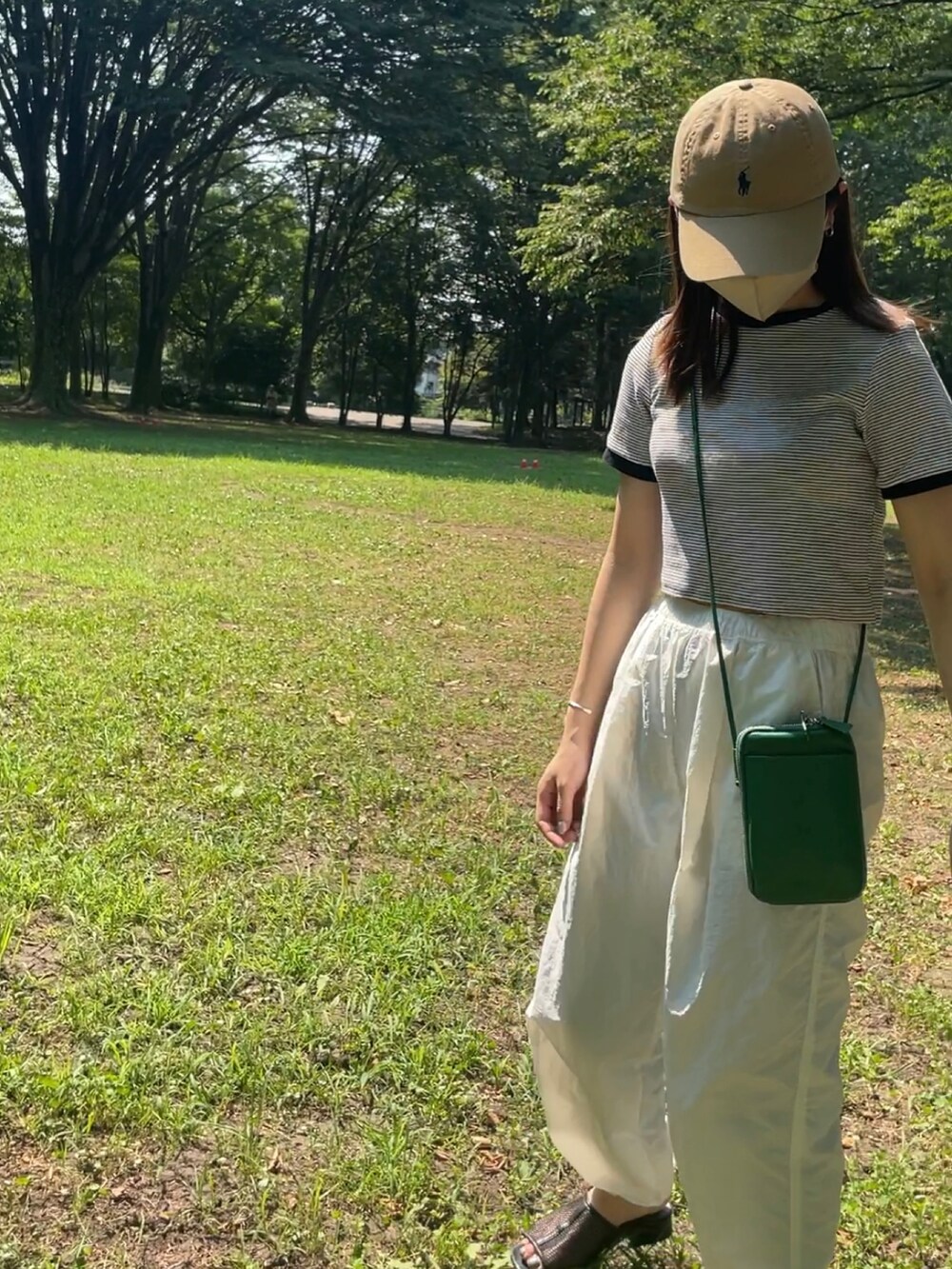 ホワイト系のTシャツ/カットソー、ホワイト系のその他パンツ、ブラック系のサンダルを着用したレディースの夏コーディネートの3枚目の写真