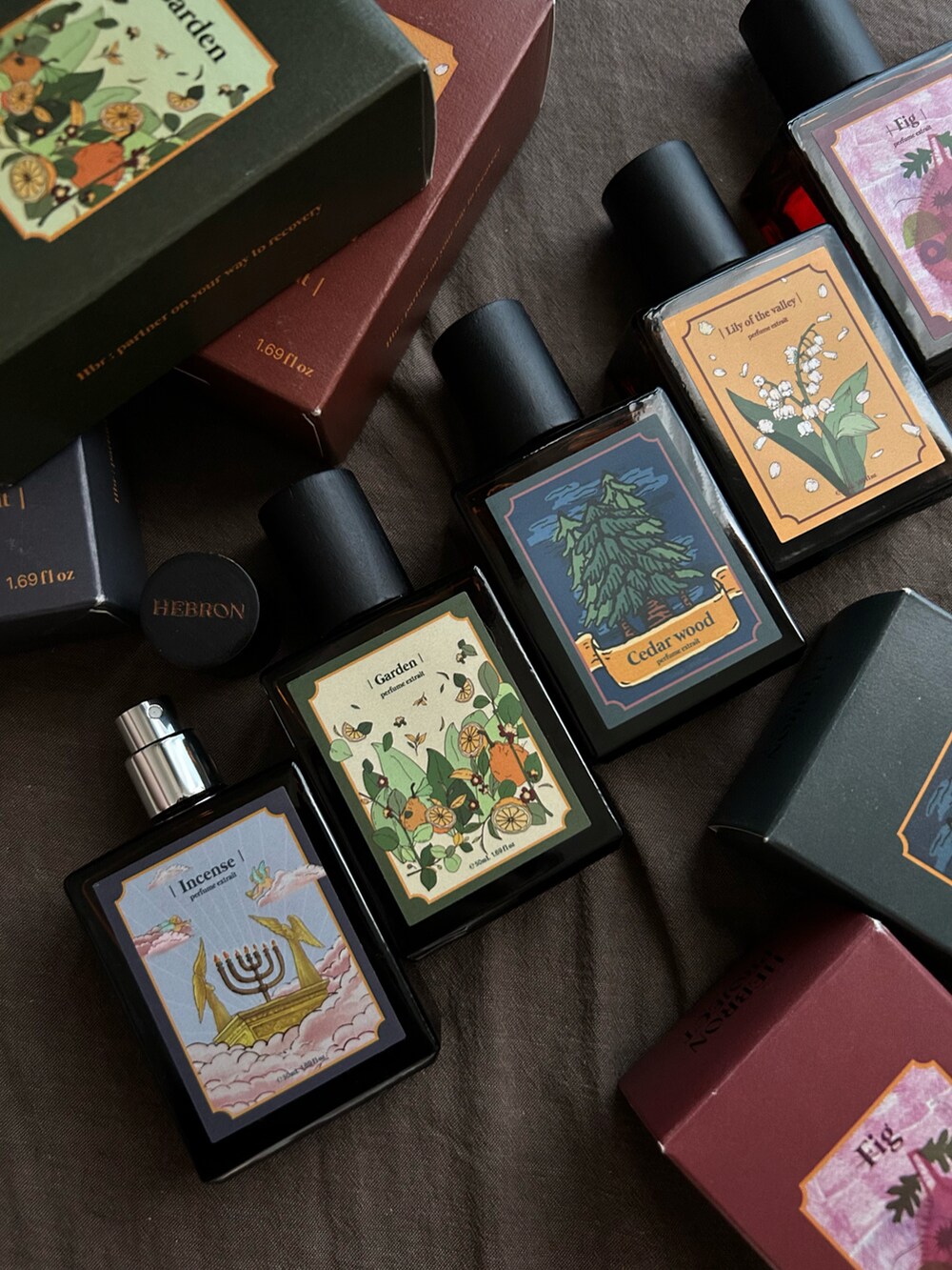 グリーン系の香水を着用したレディースの秋コーディネートの3枚目の写真