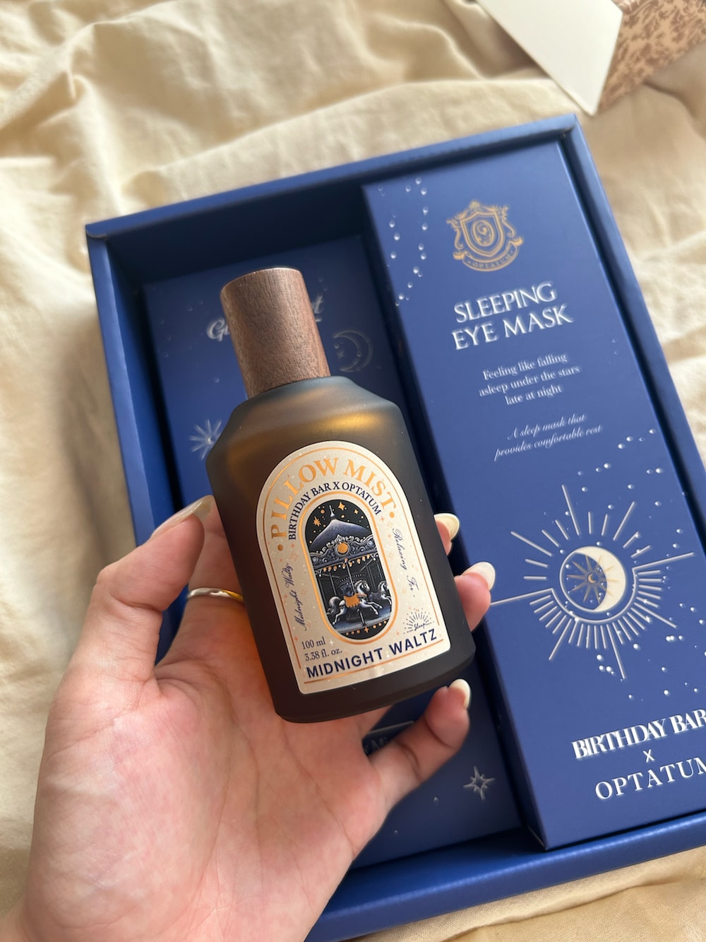 ブルー系のルームフレグランス/お香を着用したレディースの秋コーディネートの2枚目の写真