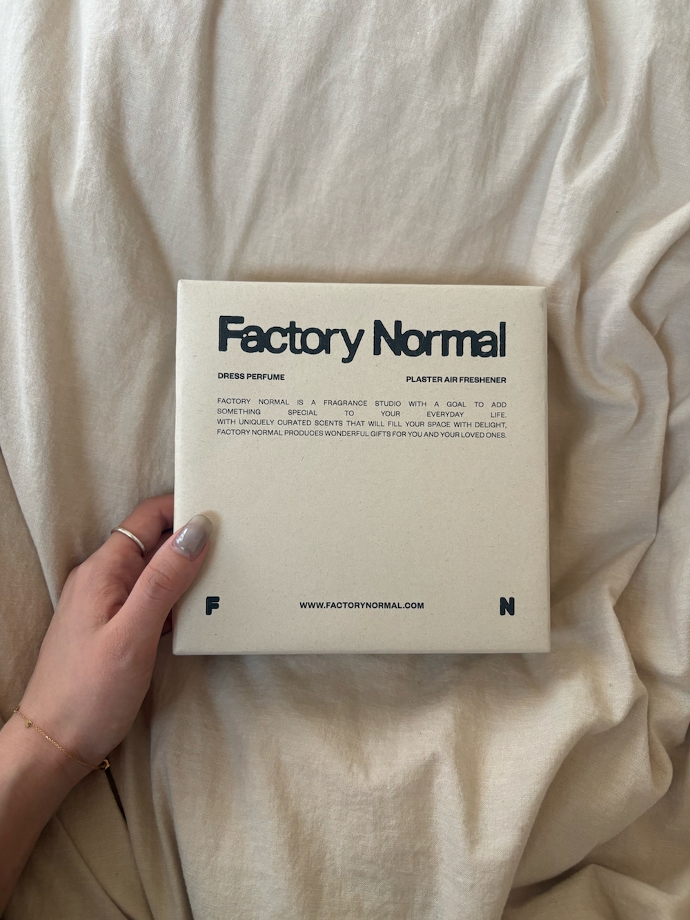 ベージュ系のルームフレグランス/お香を着用したレディースの春コーディネートの4枚目の写真