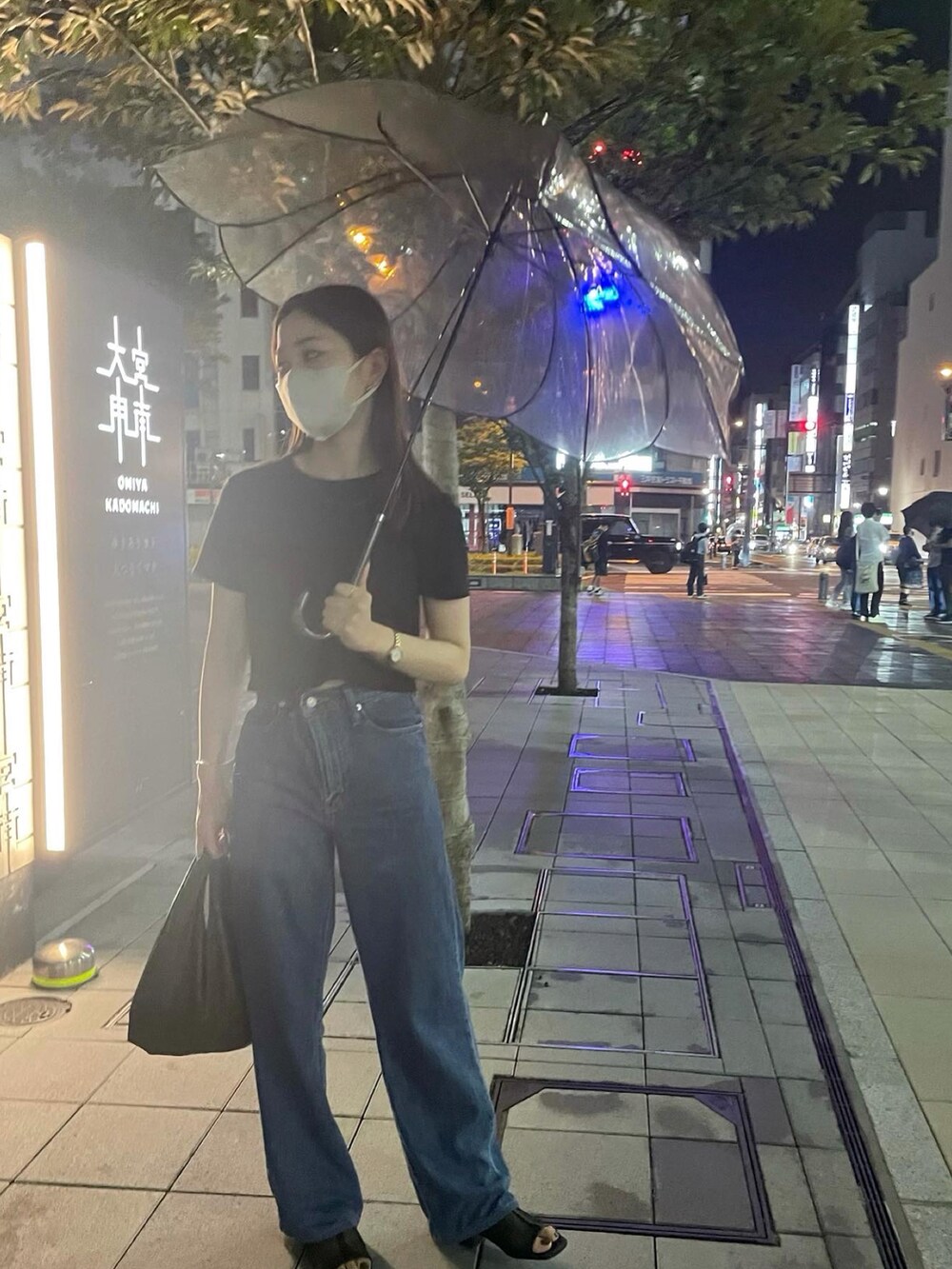 ブラック系のTシャツ/カットソー、ブルー系のデニムパンツ、ブラック系のサンダルを着用したレディースの夏コーディネートの3枚目の写真