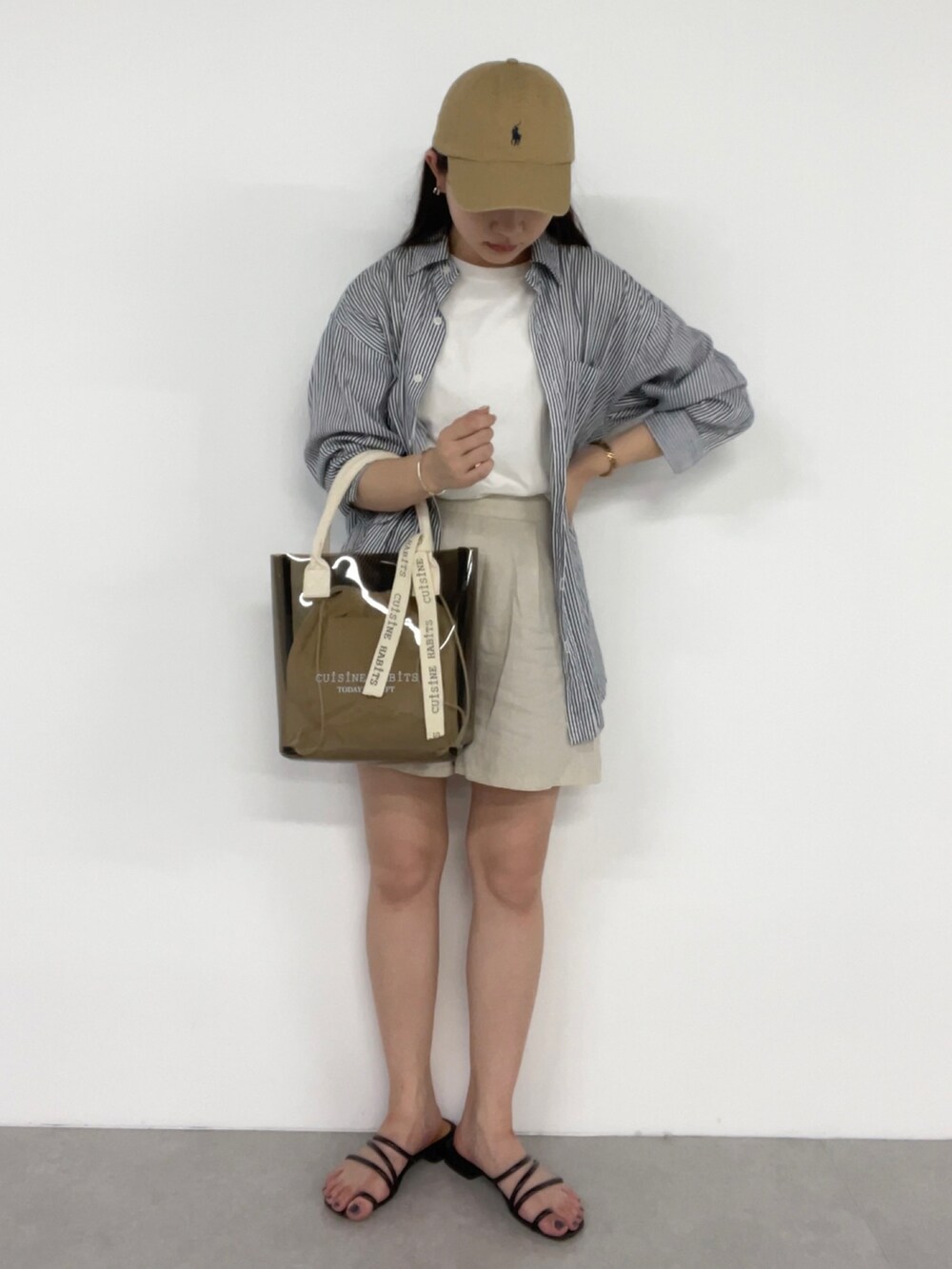 ホワイト系のトートバッグ、ブラック系のシャツ/ブラウス、ベージュ系のその他パンツを着用したレディースの春コーディネートの2枚目の写真