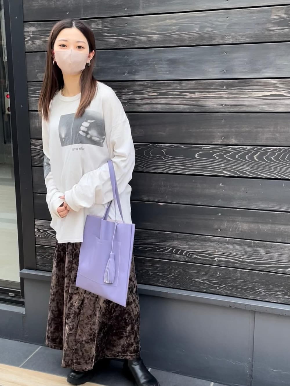 パープル系のトートバッグ、ホワイト系のTシャツ/カットソー、ブラウン系のスカートを着用したレディースの秋コーディネートの2枚目の写真